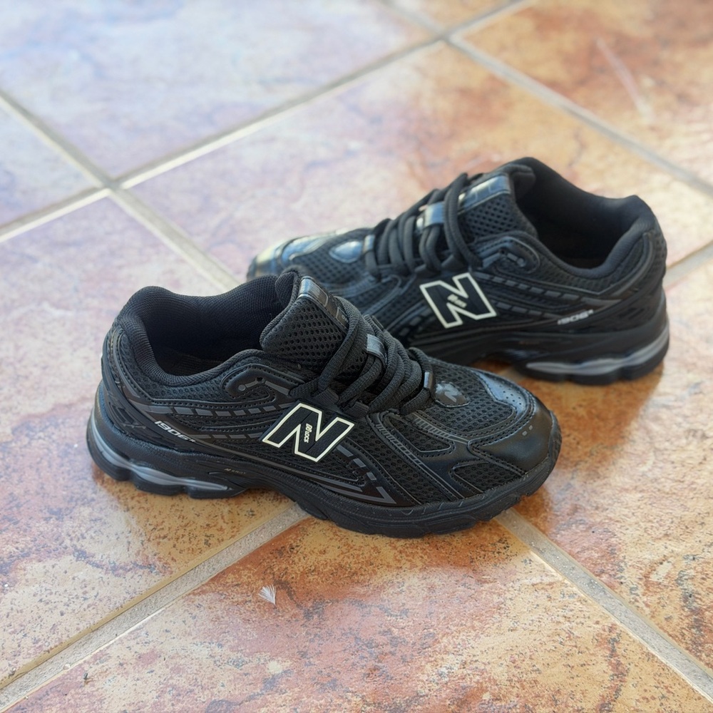 Size 6 Women’s And Men’s 4.5 - New Balance 1906R Black And Gray